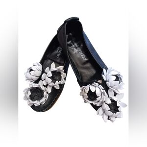 Collection Privee? EUC Black Leather Flats Floral Size 37